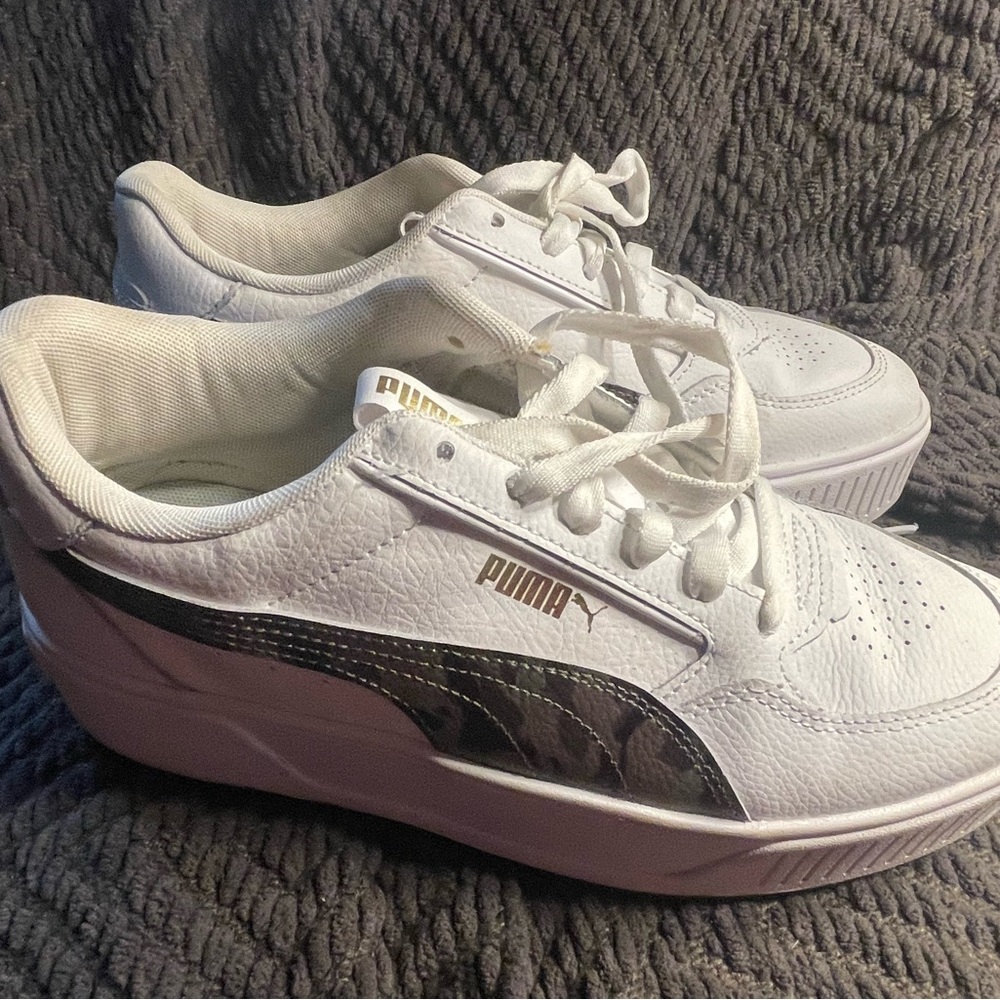Puma women’s tennis shoes with green camouflage stripe